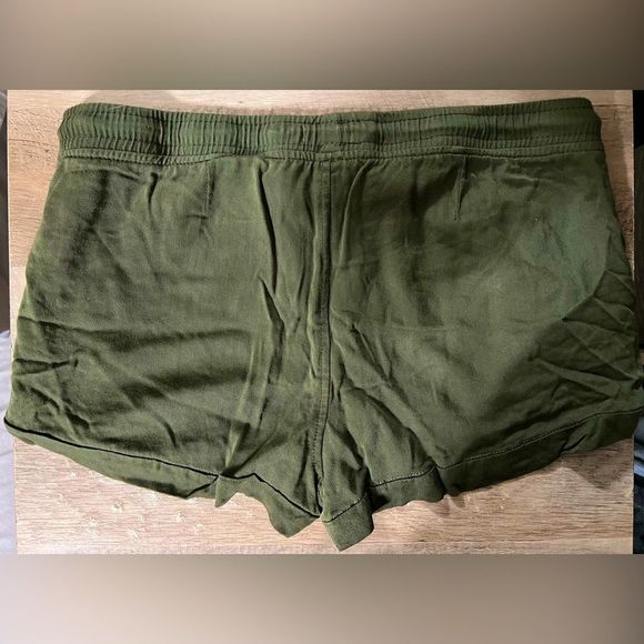 Women’s streetwear society army green shorts like new worn once! Size medium - Picture 2 of 6